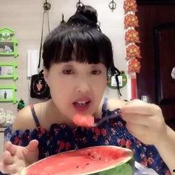 模特大姐吃瓜视频播放,瓜田李下，娱乐至死？